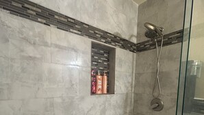 Sèche-cheveux, serviettes fournies, savon, papier toilette