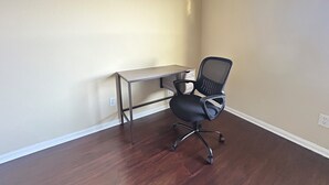 Un petit bureau comprenant un bureau et une chaise de bureau.