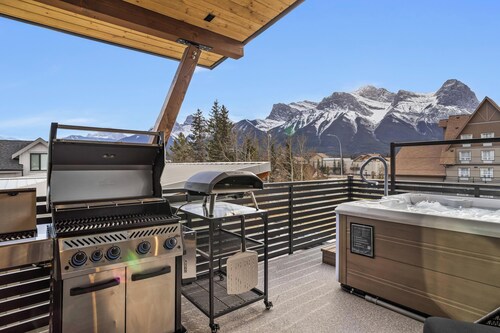 Sisters' Solstice - Stunning Mountain Views with Private Hot tub, Sauna & BBQ!