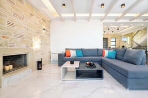 Fernseher, Kamin, Tischtennisplatte, Bücher