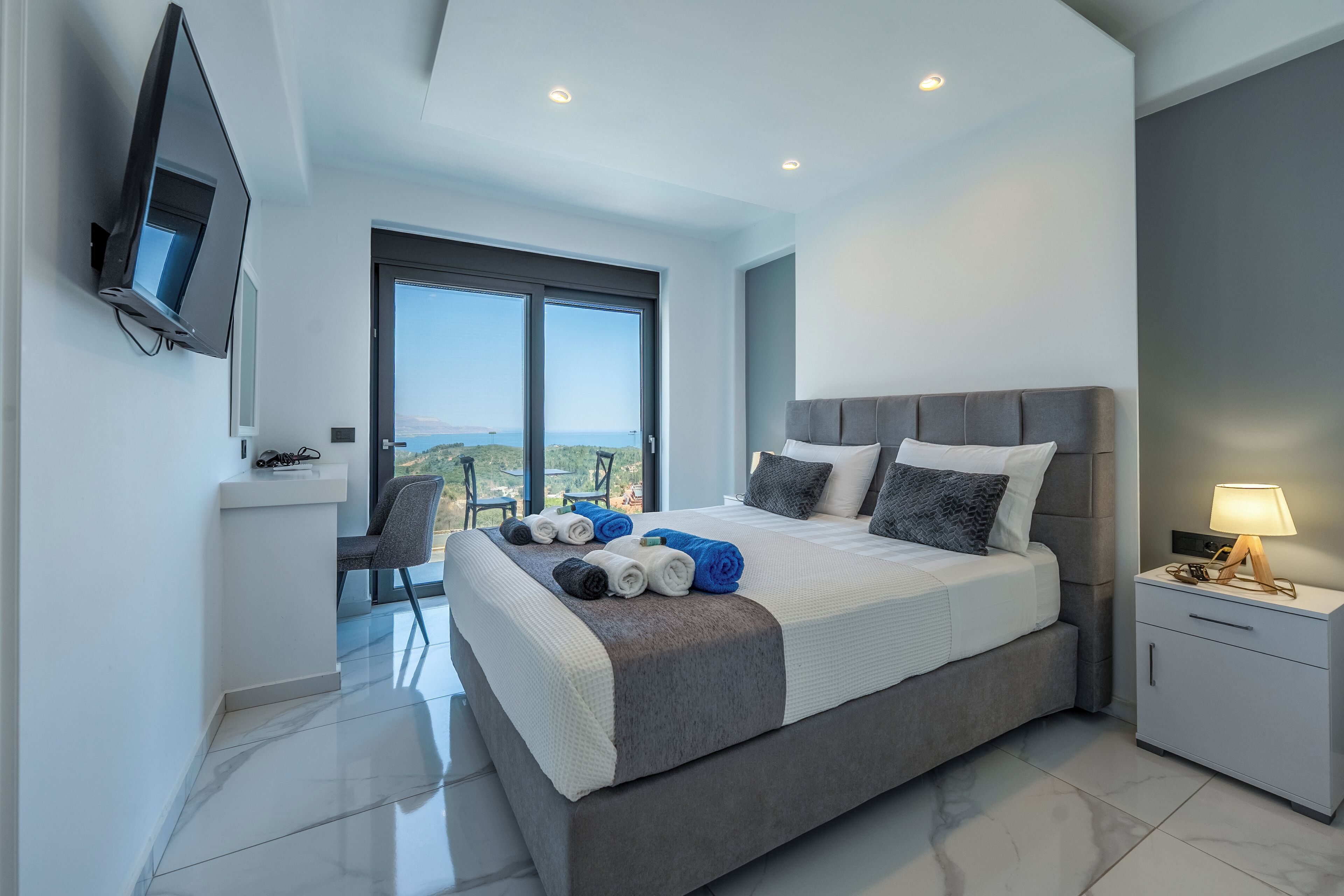 6 多间卧室、客房内保险箱、办公桌、熨斗/熨衣板