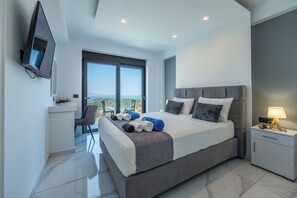 6 Schlafzimmer, Zimmersafe, Schreibtisch, Bügeleisen/Bügelbrett