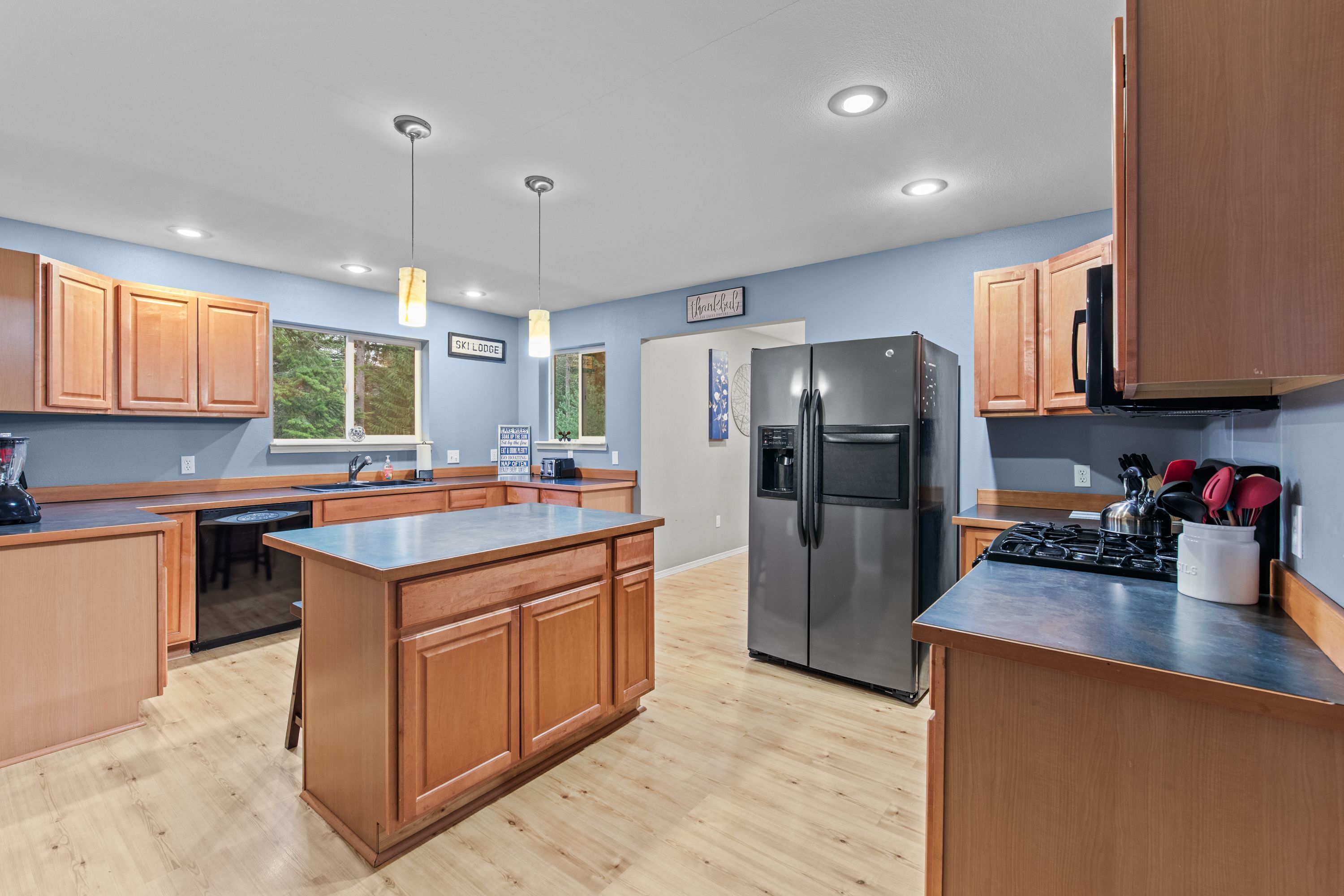 Jääkaappi, mikroaaltouuni, uuni, liesi