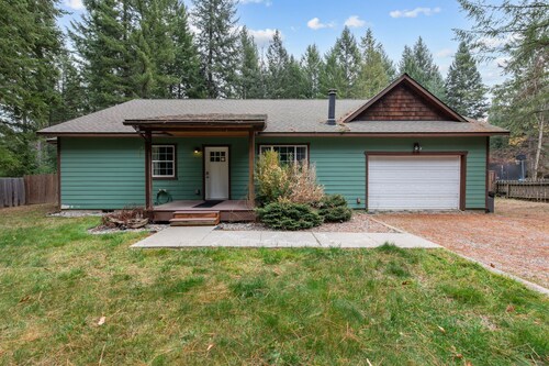 Wooded Retreat w/ Hot Tub near Schweitzer