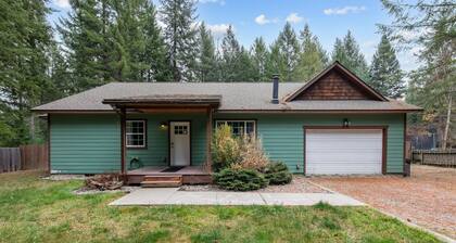 Wooded Retreat w/ Hot Tub near Schweitzer