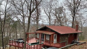 A cabin with a deck, a stone foundation, and a chimney. - Dogwood Legend 3 Mins From DTWN Jasper (Jasper)