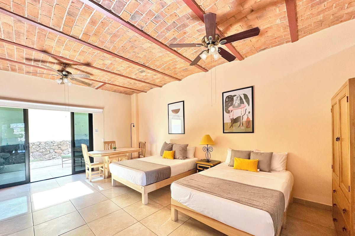 Studio (Unit 4) | Free WiFi, bed sheets