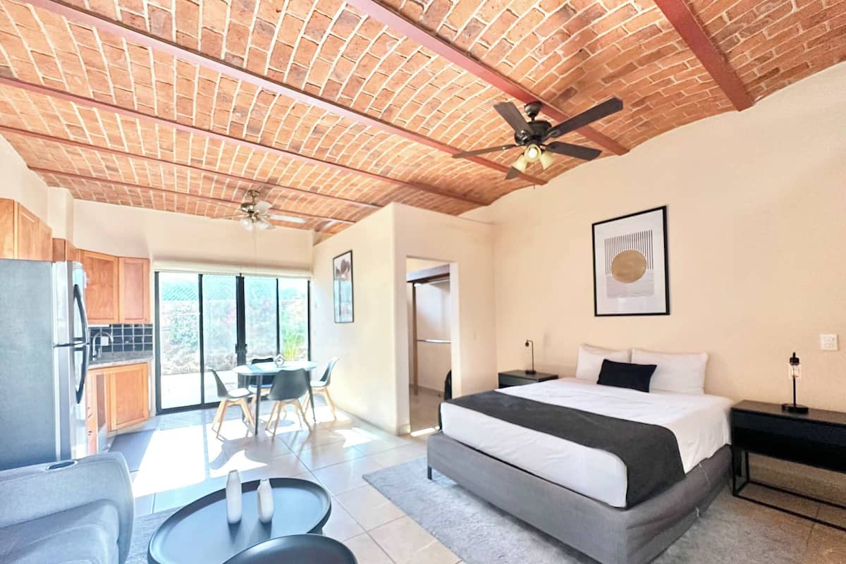 Studio (Unit 3) | Free WiFi, bed sheets