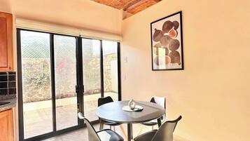 开间 (Unit 3) | 餐厅