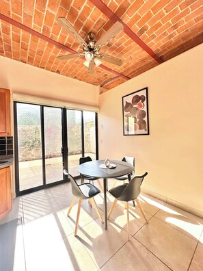 Studio (Unit 3) | Esszimmer