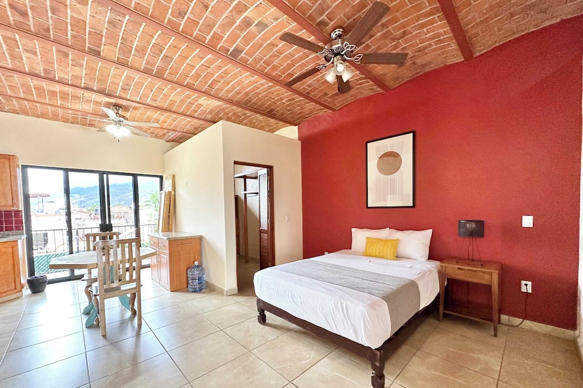 Studio (Unit 8) | Free WiFi, bed sheets