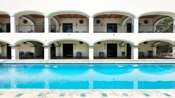 Vista frontal de la propiedad