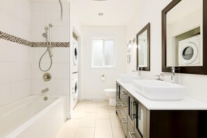 Apartment | Bathroom | Towels