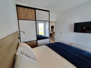1 bedroom, iron/ironing board, travel cot, free WiFi - Comfortable apartment with exceptional view of port, beach and sea (Barneville-Carteret)