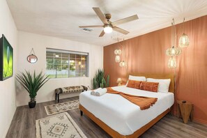 5 bedrooms, WiFi, bed sheets - Heated Pool, Pickleball, Mini Putt,  Gym, Sleeps 24 (Phoenix)