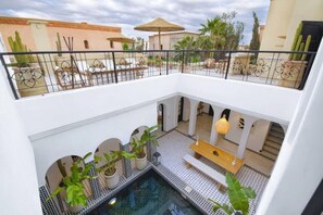 Outdoor dining - Riad Majum Dar-Heated Pool-Breakfast-Traditional Moroccan Riad (Marrakech)