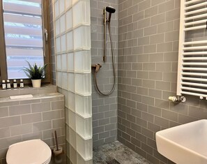 Douche, sèche-cheveux, serviettes fournies, savon