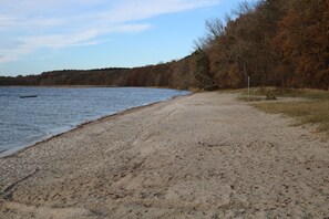 Beach nearby, sun-loungers, beach towels