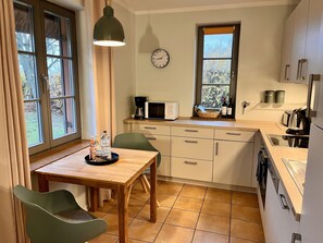 Fridge, microwave, oven, stovetop - Family-friendly vacation home with sauna and fireplace (Kamminke)