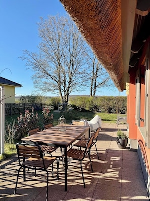 Outdoor dining - Family-friendly vacation home with sauna and fireplace (Kamminke)