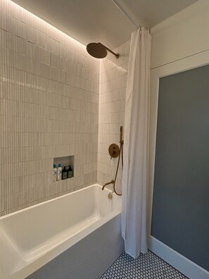Douche, sèche-cheveux, serviettes fournies, savon