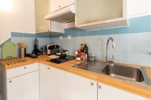 Fridge, microwave, stovetop, coffee/tea maker