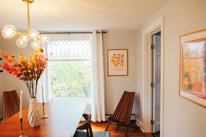 Dining - Downtown Saugerties; Private Backyard with Firepit; Big Kitchen (Saugerties)