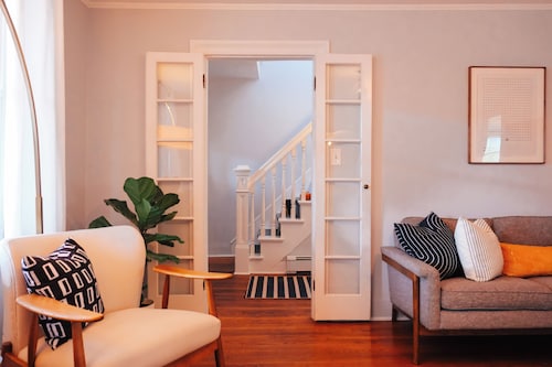 Downtown Saugerties; Private Backyard with Firepit; Big Kitchen