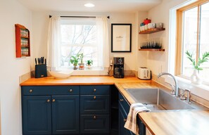 Private kitchen - Downtown Saugerties; Private Backyard with Firepit; Big Kitchen (Saugerties)