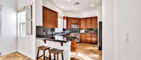 Réfrigérateur, micro-ondes, plaque de cuisson, cafetière/bouilloire