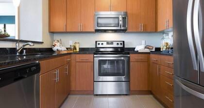 Modern 2BR Retreat in Bridgepointe w Pool