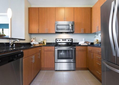 Charming 2BR Stay at Bridgepointe with Pool