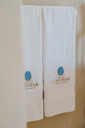 Two white towels hanging on a wall. - New Sea-View Villa w/ Private Pool & Jacuzzi – SXM - Villa Maé (St Martin)