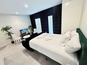 Iron/ironing board, WiFi - Stylish Inkstone Studio Near Des Moines Attractions (Des Moines)