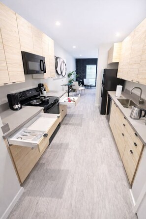 Fridge, microwave, oven, stovetop - Stylish Inkstone Studio Near Des Moines Attractions (Des Moines)