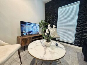 TV - Stylish Inkstone Studio Near Des Moines Attractions (Des Moines)