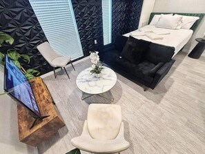 Iron/ironing board, WiFi - Stylish Inkstone Studio Near Des Moines Attractions (Des Moines)