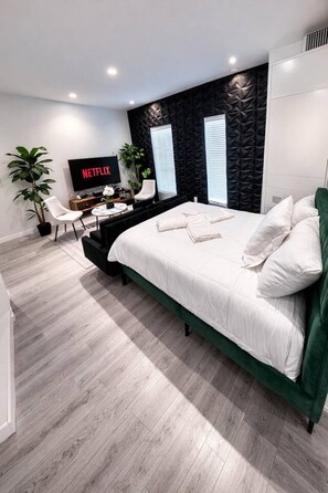 Iron/ironing board, WiFi - Stylish Inkstone Studio Near Des Moines Attractions (Des Moines)