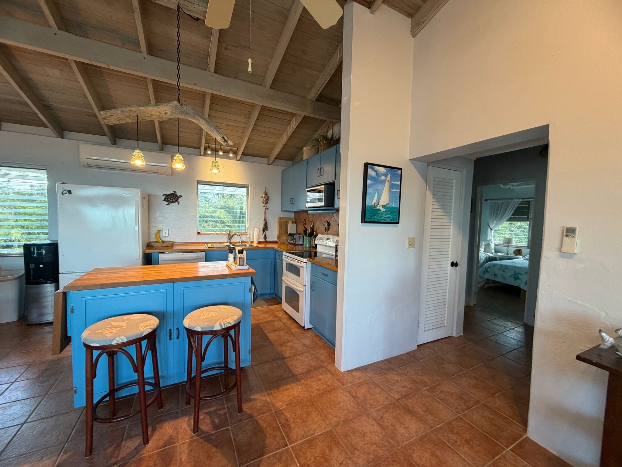 Een magnetron, een oven, een kookplaat, een vaatwasser