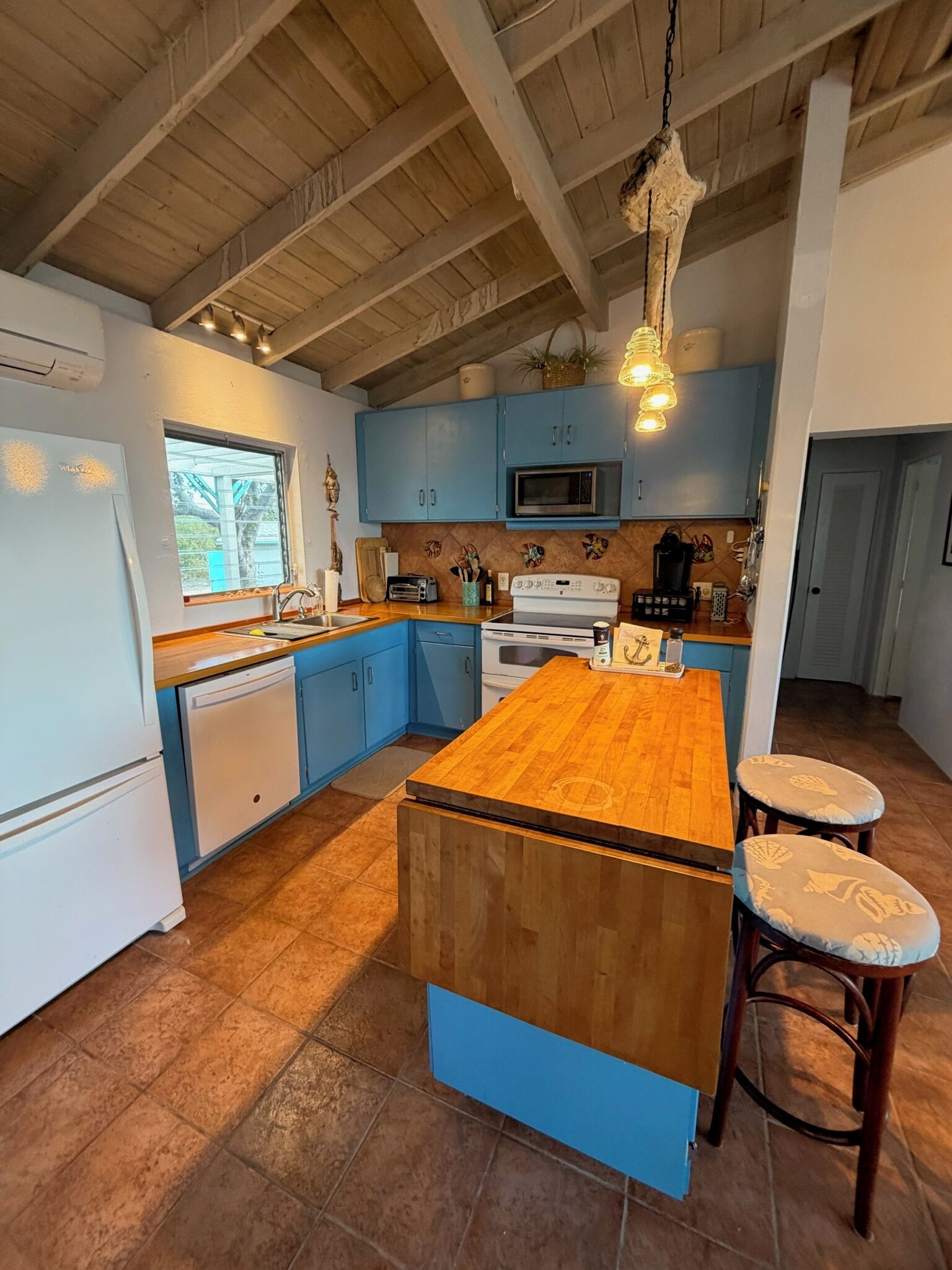 Een magnetron, een oven, een kookplaat, een vaatwasser