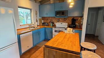 Een magnetron, een oven, een kookplaat, een vaatwasser