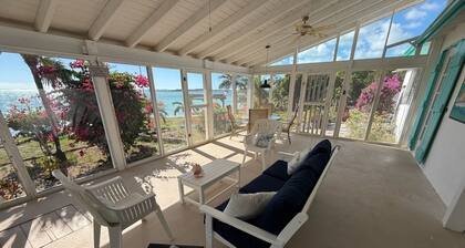 Private and quaint 2 bedroom waterfront cottage - 10 minutes from Georgetown