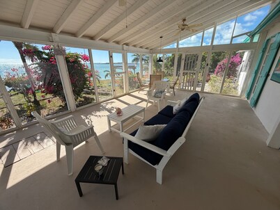 Private and quaint 2 bedroom waterfront cottage - 10 minutes from Georgetown