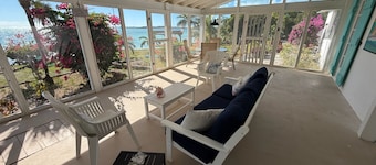 Private and quaint 2 bedroom waterfront cottage - 10 minutes from Georgetown