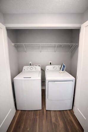 Interior - Family-Friendly 2BR with Amenities, WiFi & Parking (Des Moines)