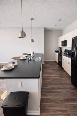 Fridge, microwave, oven, stovetop - Family-Friendly 2BR with Amenities, WiFi & Parking (Des Moines)