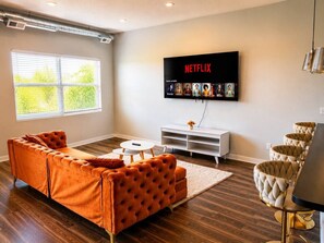 TV - Family-Friendly 2BR with Amenities, WiFi & Parking (Des Moines)