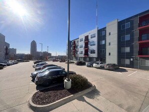 Property grounds - Family-Friendly 2BR with Amenities, WiFi & Parking (Des Moines)