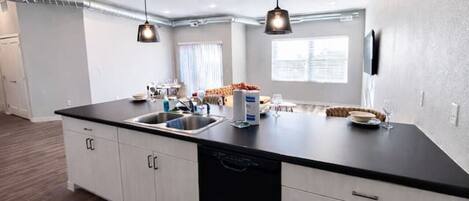 Geladeira, micro-ondas, fogão, cooktop