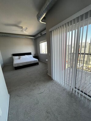 مكتب ومكواة/لوح كي وواي فاي وملاءات أسرّة